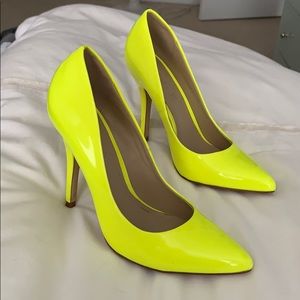 Neon yellow patent leather pumps / heels